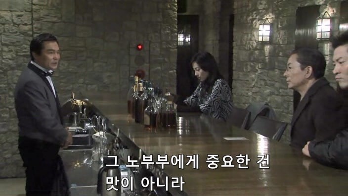 여자 바텐더를 술주정뱅이 폐인으로 만들어버린 악질 평론가_49.jpg