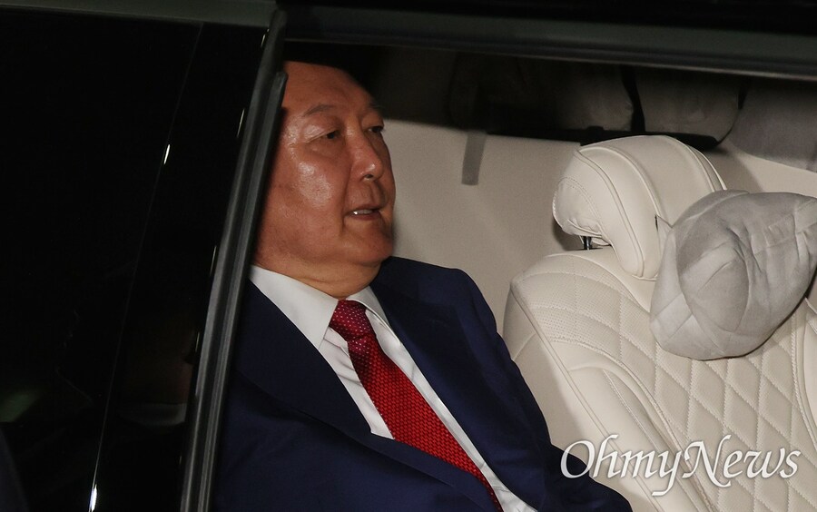 [오마이포토] 내란 특검 조사 마치고 귀가하는 윤석열 표정은?_1.jpg