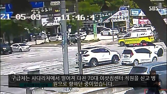 구급차가 쓰러지고 갑자기 몰려든 시민들이 보여준 기적_7.jpg