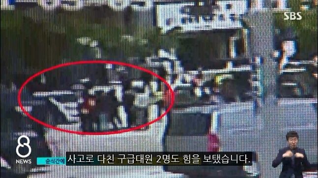 구급차가 쓰러지고 갑자기 몰려든 시민들이 보여준 기적_11.jpg