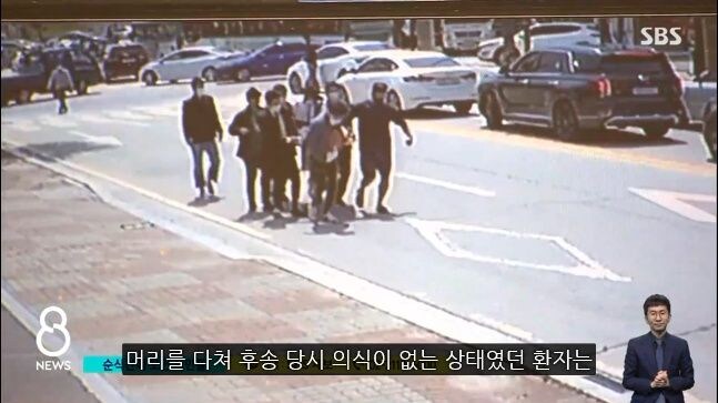 구급차가 쓰러지고 갑자기 몰려든 시민들이 보여준 기적_13.jpg