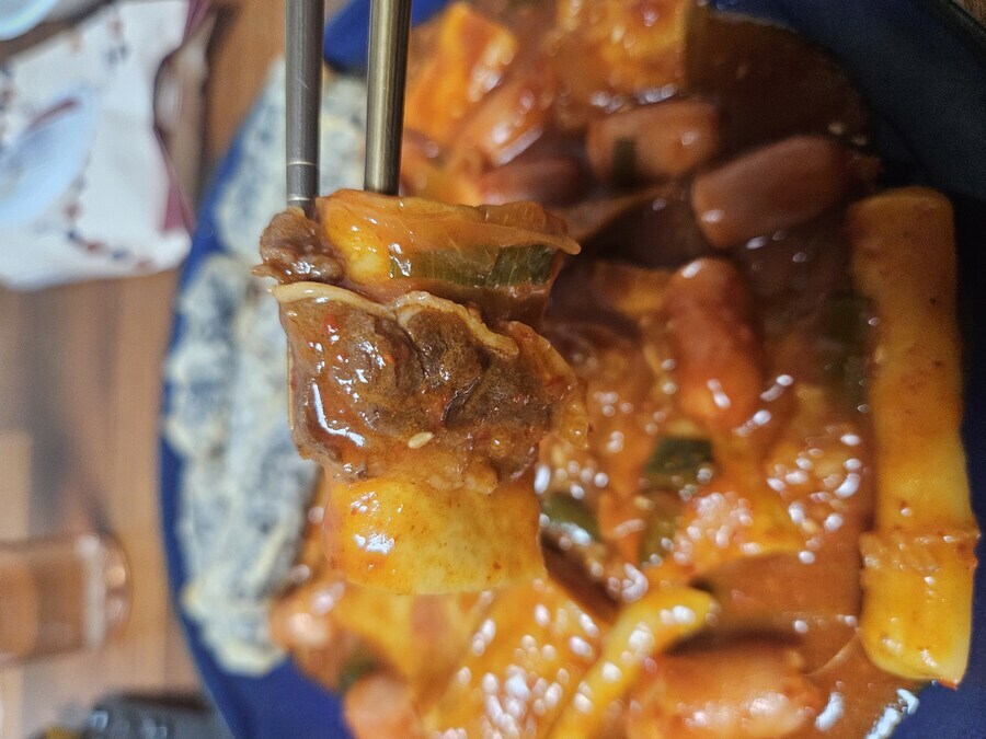 요즘 난리난 7,500만원짜리 우삼겹 떡볶이.jpg_2.jpg