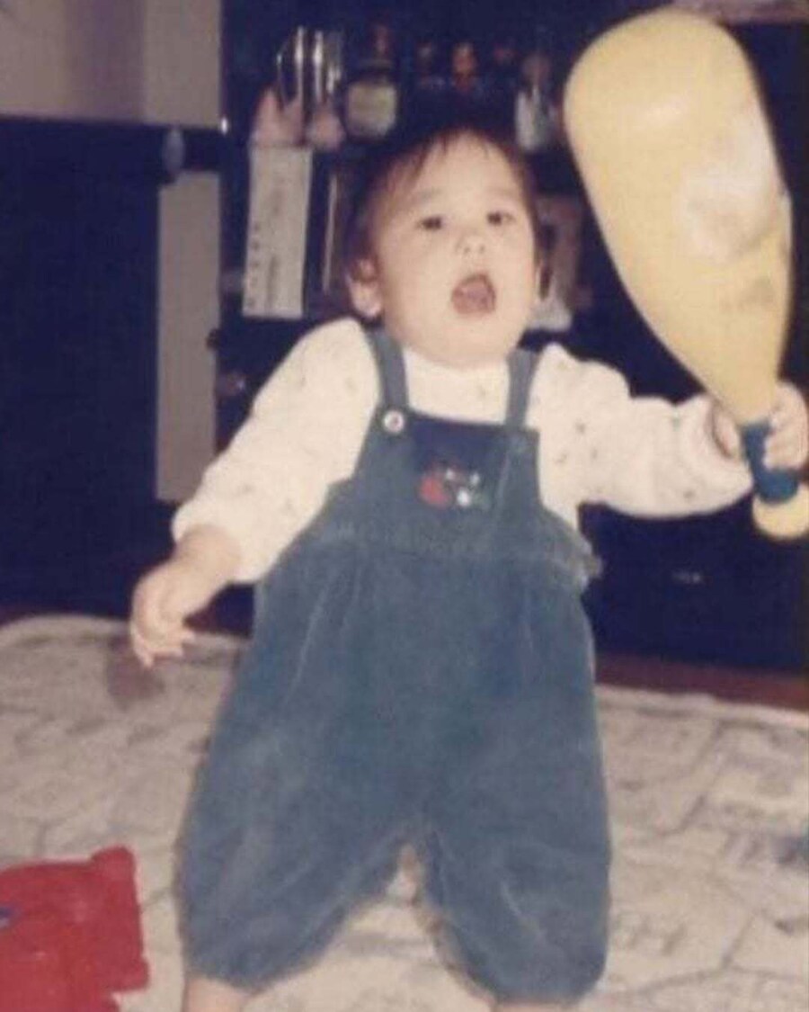 오타니 어렸을때도 방망이 들고있었네_1.jpg