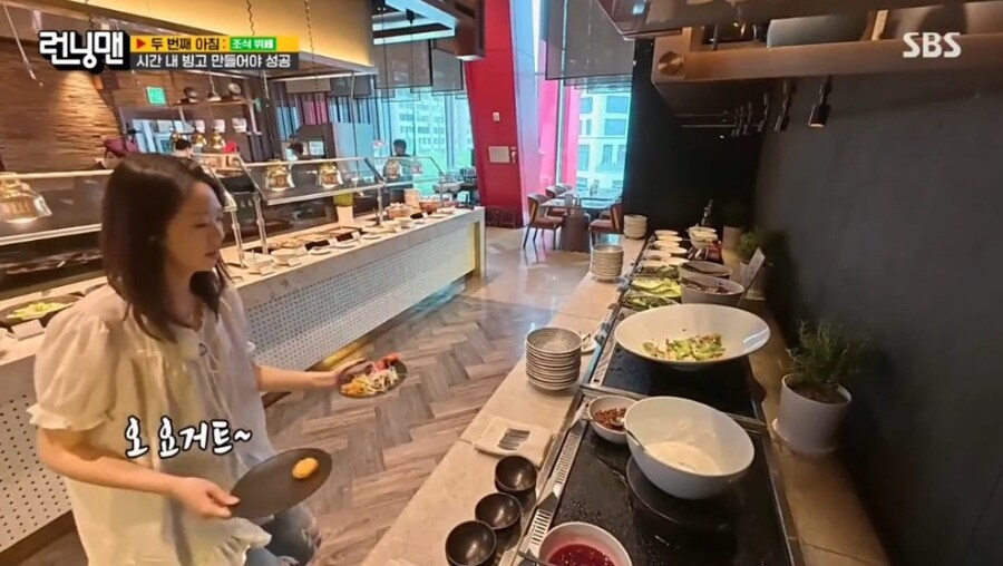 호텔 조식 뷔페 와서 흥분 최고조인 지예은_12.jpg