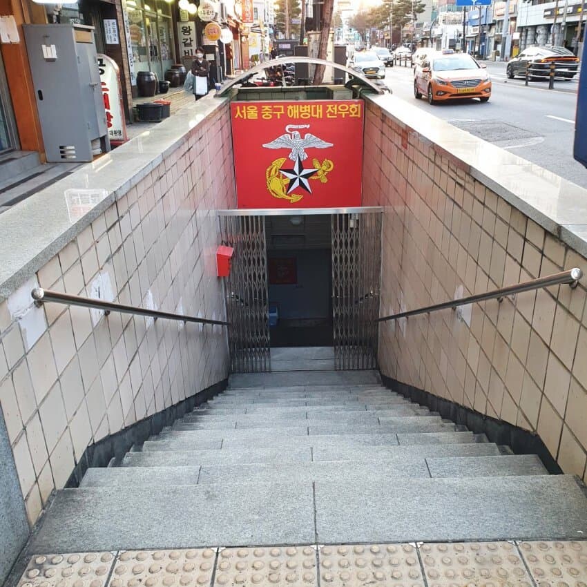 계단 내려갈때 핸드폰이 아니라 앞을 봐야 하는 이유_1.jpg