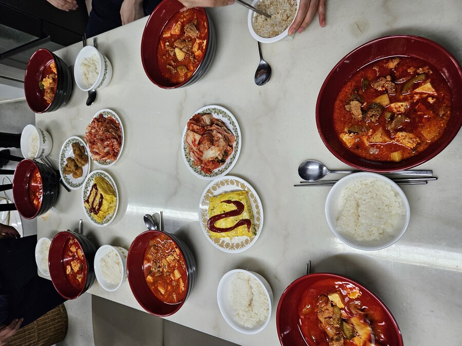 직장에서 3천원씩 걷어서 해먹는 점심 고추장찌개_8.jpg