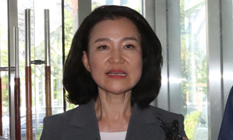 경찰 출석 이진숙 방통위원장 “법카 사적으로 안 써”_1.jpg