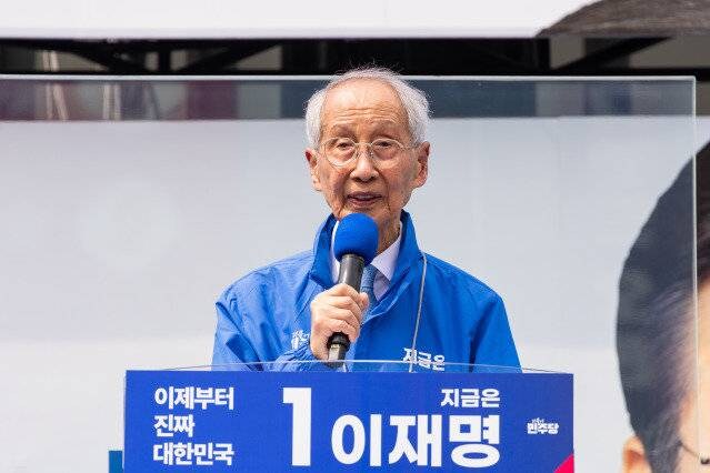 윤여준 "나도 이재명 같은 대통령 밑에서 수석해봤다면…"_1.jpg