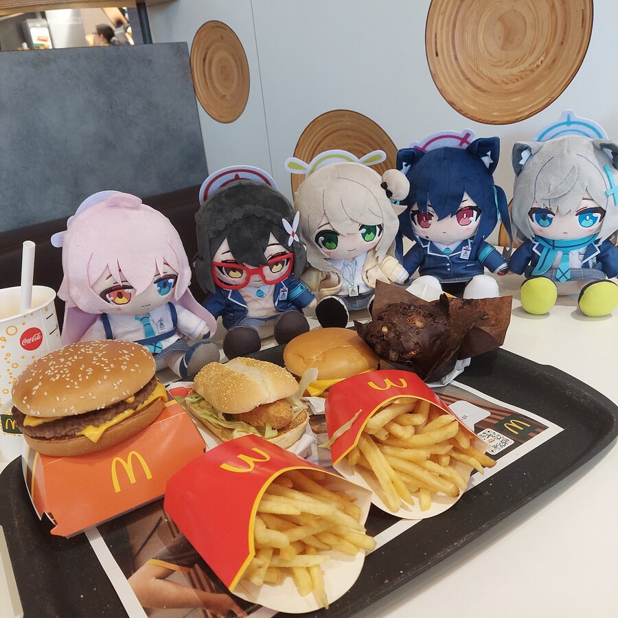 [블루아카] 으헤~ 후배들과 함께 먹는 햄부기🍔_1.jpg