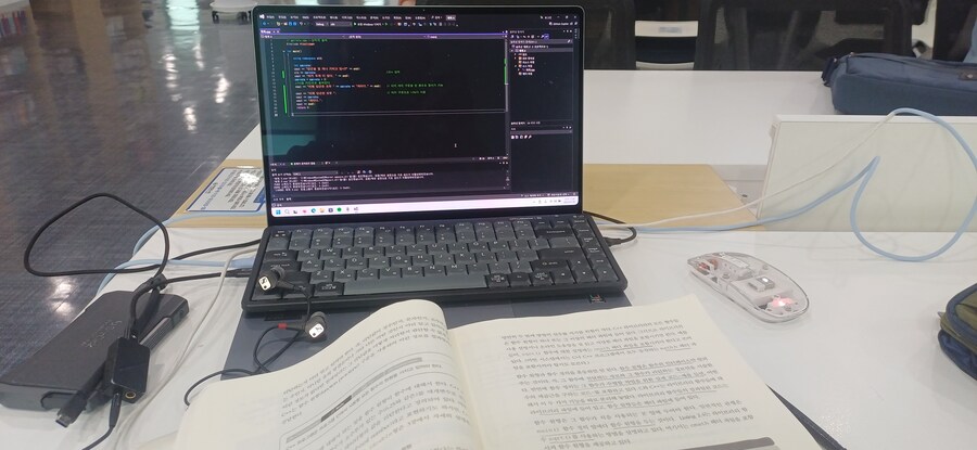 지금 도서관인데_1.jpg