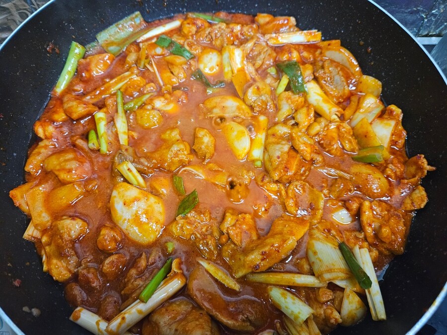 직장에서 3천원씩 걷어서 해먹는 점심 닭갈비_5.jpg