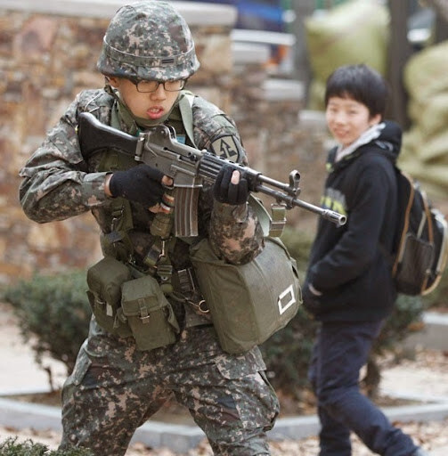 소전2) "와 군인 아줌마다 ㅋㅋㅋ 나때는 군대 안가겠지?"_2.jpg