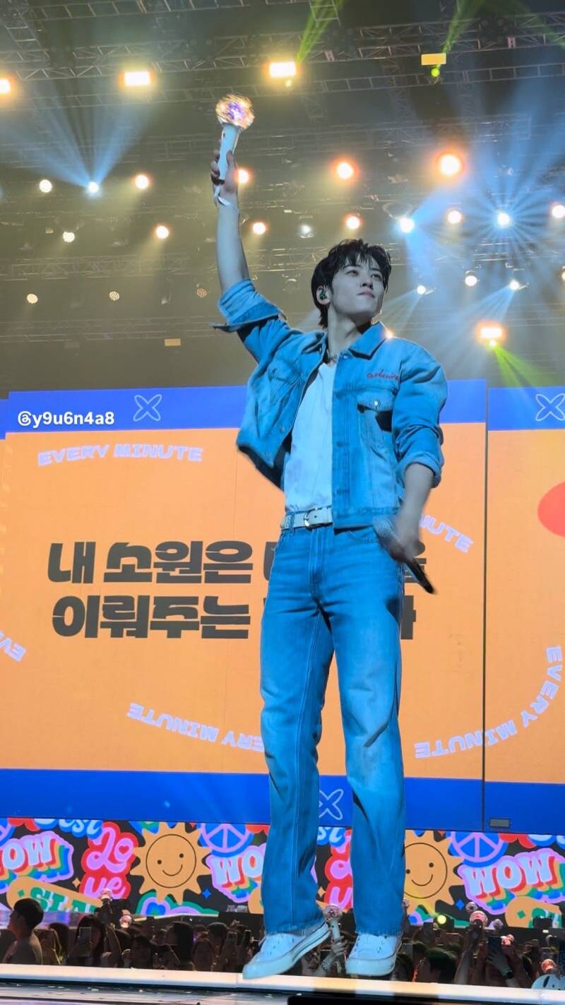 ??? : 청바지에 청자켓 진짜 촌스럽지 않냐?_2.jpg