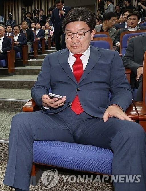 꿈쩍도 않는 국힘 ‘쩍벌남’들_1.jpg