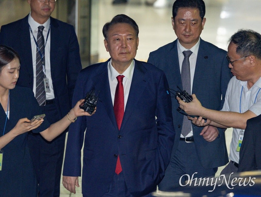 구속영장 심사 마친 윤석열, 호송차로 서울구치소 이동_1.jpg