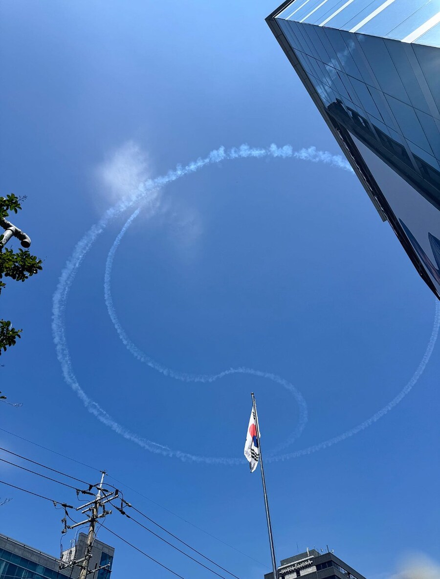 실시간 서울 상공 태극기 등장_1.jpg