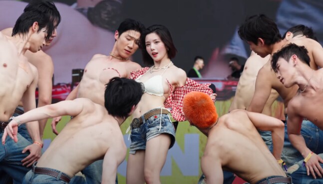 ‘워터밤 아이콘’ 권은비, 400만 터뜨리고 발리로 간다_1.png