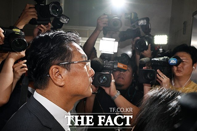 눈 질끈 감고 조사실 향하는 김태효 전 국가안보실 1차장 [포토]_1.png