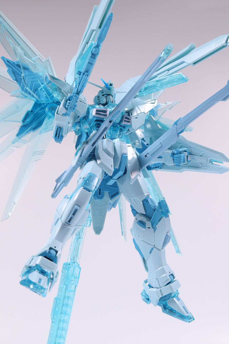 MG] 프리덤 건담 2.0 (크로스 콘트라스트 컬러 클리어 블루 Ver.)_26.jpg