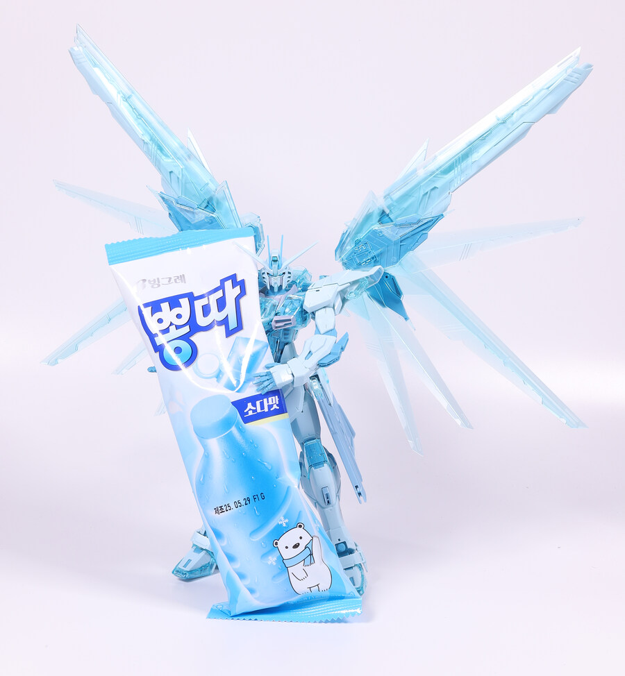 MG] 프리덤 건담 2.0 (크로스 콘트라스트 컬러 클리어 블루 Ver.)_48.jpg