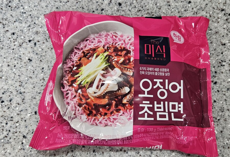 하림 더 미식 오징어 초빔면_1.jpg