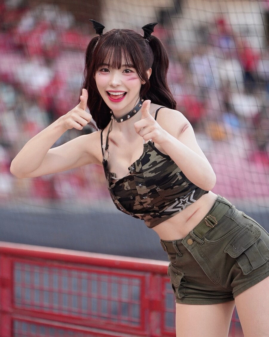 치어리더 이다혜, 섹시 초커X군복 콘셉트로 무더위 정복_1.jpg