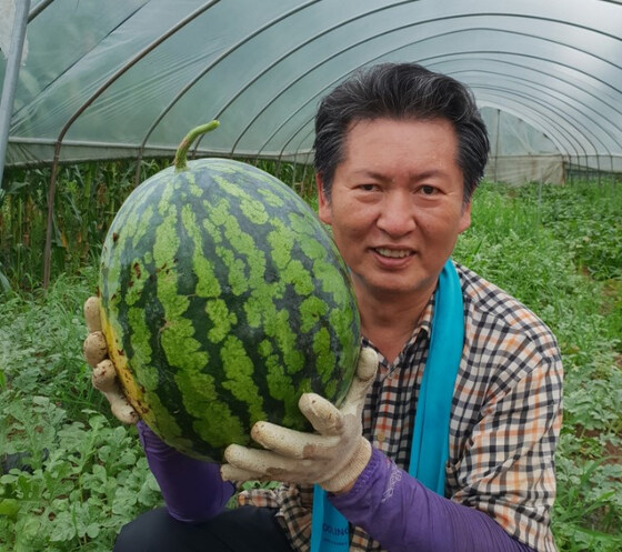 정청래, 왕수박 들고 "난 수박 노노"…이런 사진 올린 사연_1.jpg