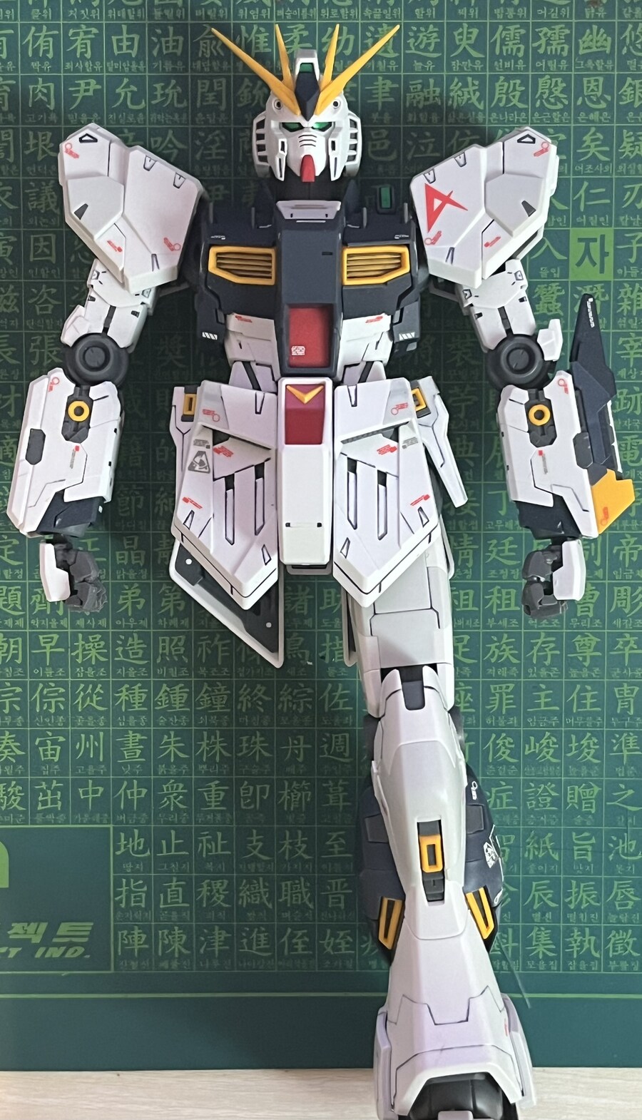 (건프라) 갑자기 완성 못했던게 생각나서 꺼냈는데…_1.jpg