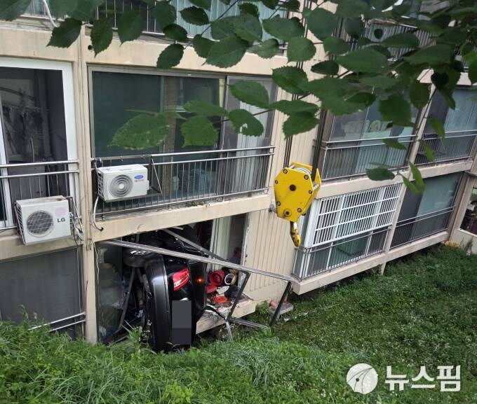[속보] 천안서 승용차 돌진...아파트 거실 덮쳐 2명 중경상_1.jpg