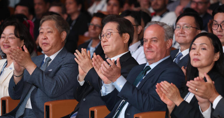 “민주주의가 밥 먹여 주는 것, 우리가 증명해야”… 李대통령 세계정치학회 개막연설_1.jpg