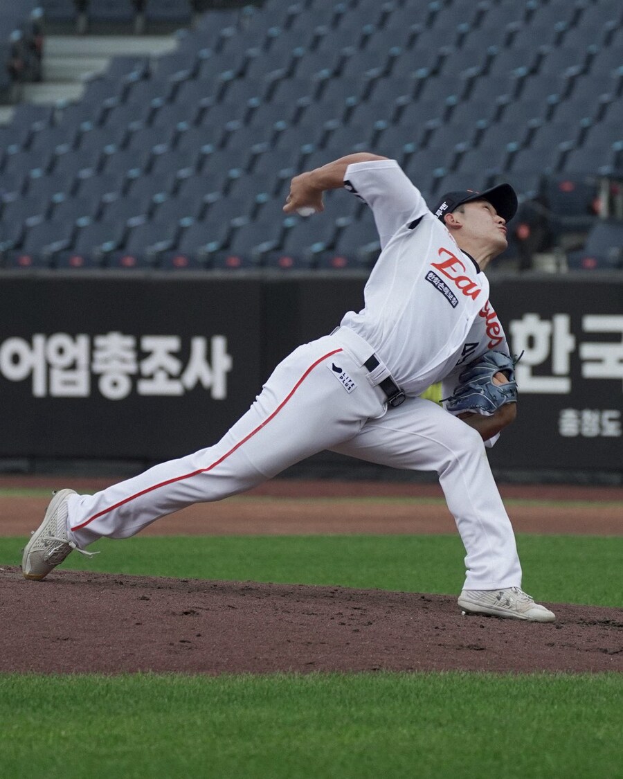 야구)윤산흠 투구사진_1.jpg