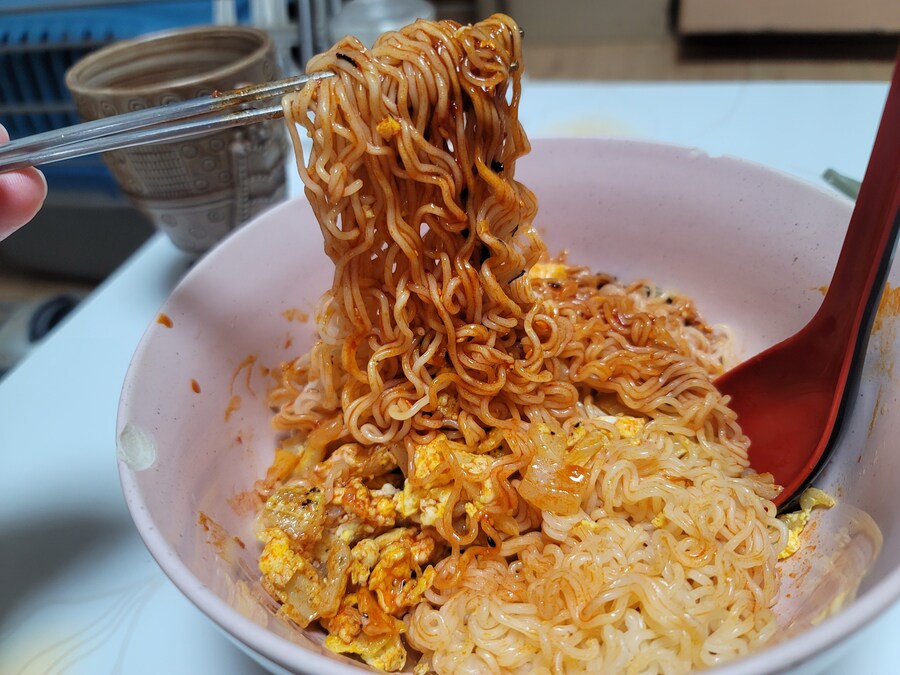 밀린 집안일 하고 야식먹는 유게이데스_2.jpg