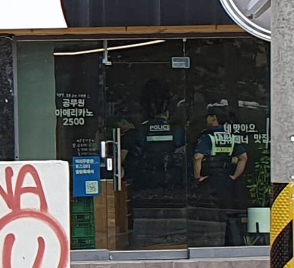 어느 카페에 제복 경찰들이 몰려온 이유.jpg_2.png