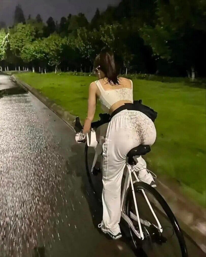 휜옷을 입고 비온 다음 날 자전거를 타면 안되는이유_1.jpg