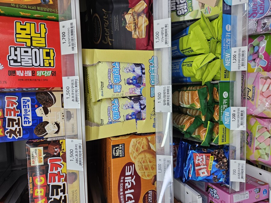 블루아카)집앞 편의점에 웨하스는있네_1.jpg