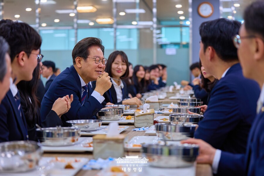 "국그릇에 가려진 대통령 얼굴"…국물까지 원샷에 직원들도 방긋_3.jpg