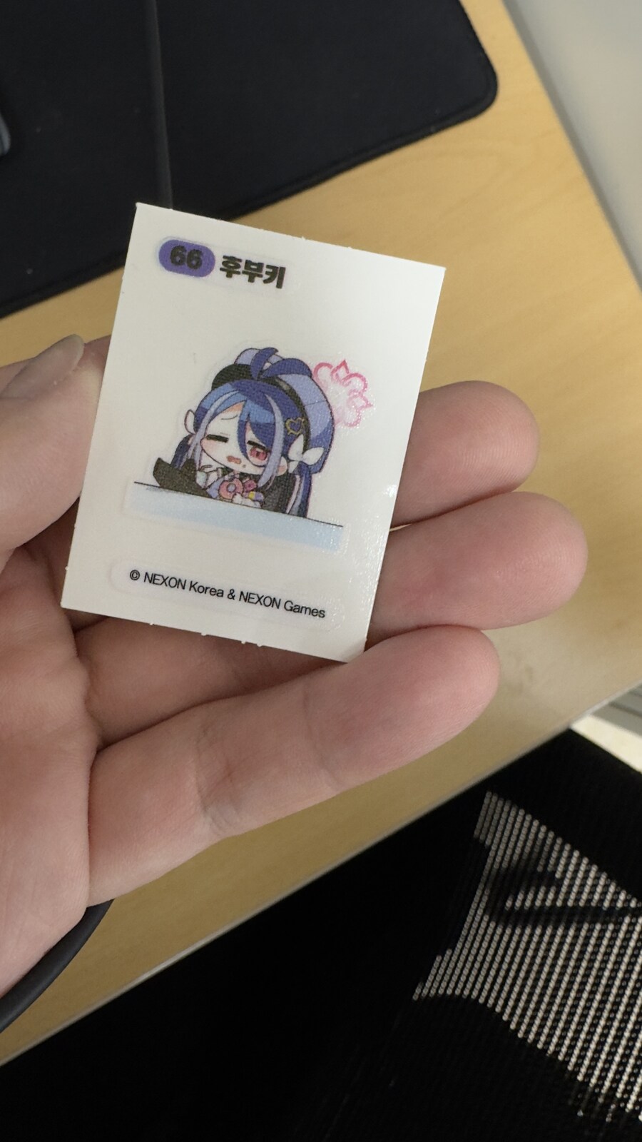블루아카) 출근길에 웨하스, 젤리 다 실패하고 띠부실얻었네_1.jpg