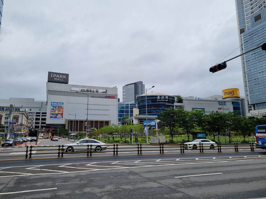 먹으면서 알려주는 현재(용산역)상황_1.jpg