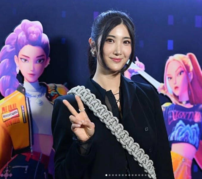 ‘294편 전설’ 신영균 외손녀…넷플 1위 주인공 ‘루미’_1.jpg