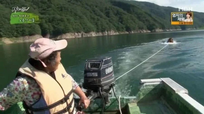 시골엔 놀거리가 없어 노총각 아들이랑 놀아주시는 어머니_2.jpg