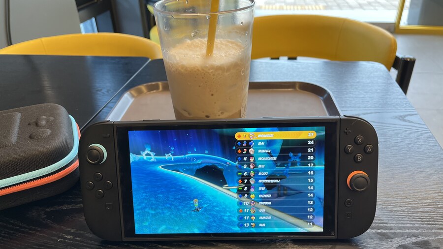카페에서 마리오 카트 하는중_1.jpg