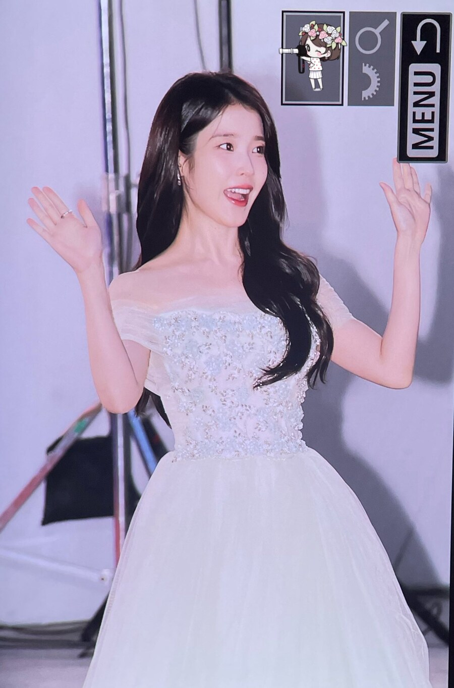 "만화에서 나왔어"...아이유, 비현실 꽃미모_2.jpg