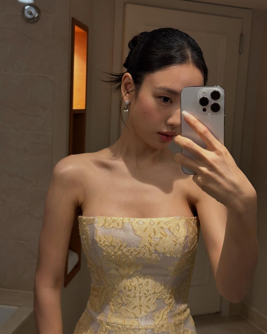 과감한 혜리·반짝이는 윤아…'청룡' 빛낸 ★ 레드카펫 드레스 룩_5.jpg