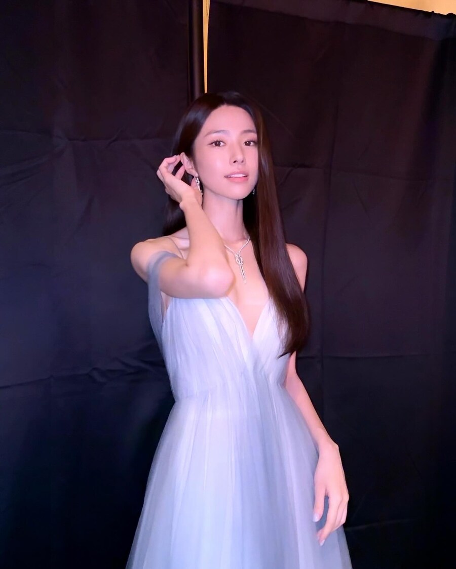 과감한 혜리·반짝이는 윤아…'청룡' 빛낸 ★ 레드카펫 드레스 룩_14.jpg