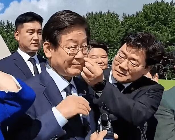 털보 코딱지를 파줬어야지_1.jpg
