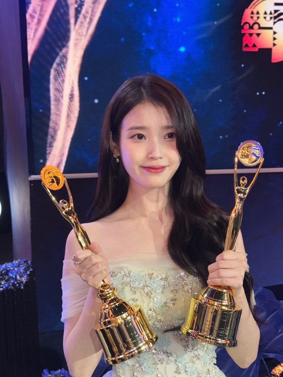 아이유, 박보검과 트로피 들고..'청룡' 비하인드 "'폭싹' 팀 고마워"_14.jpg
