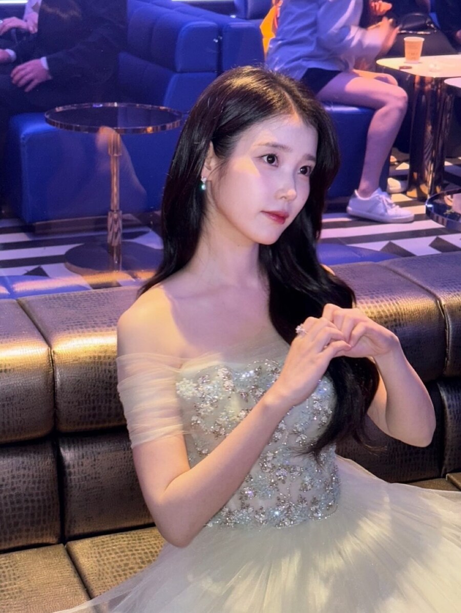 아이유, 박보검과 트로피 들고..'청룡' 비하인드 "'폭싹' 팀 고마워"_15.jpg
