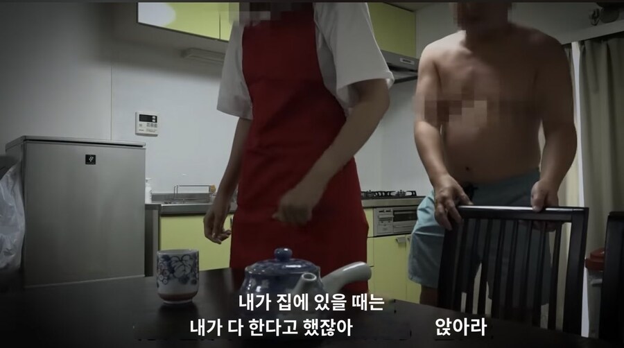 집에 있을때마다 아내를 구박하는 남편_2.jpg