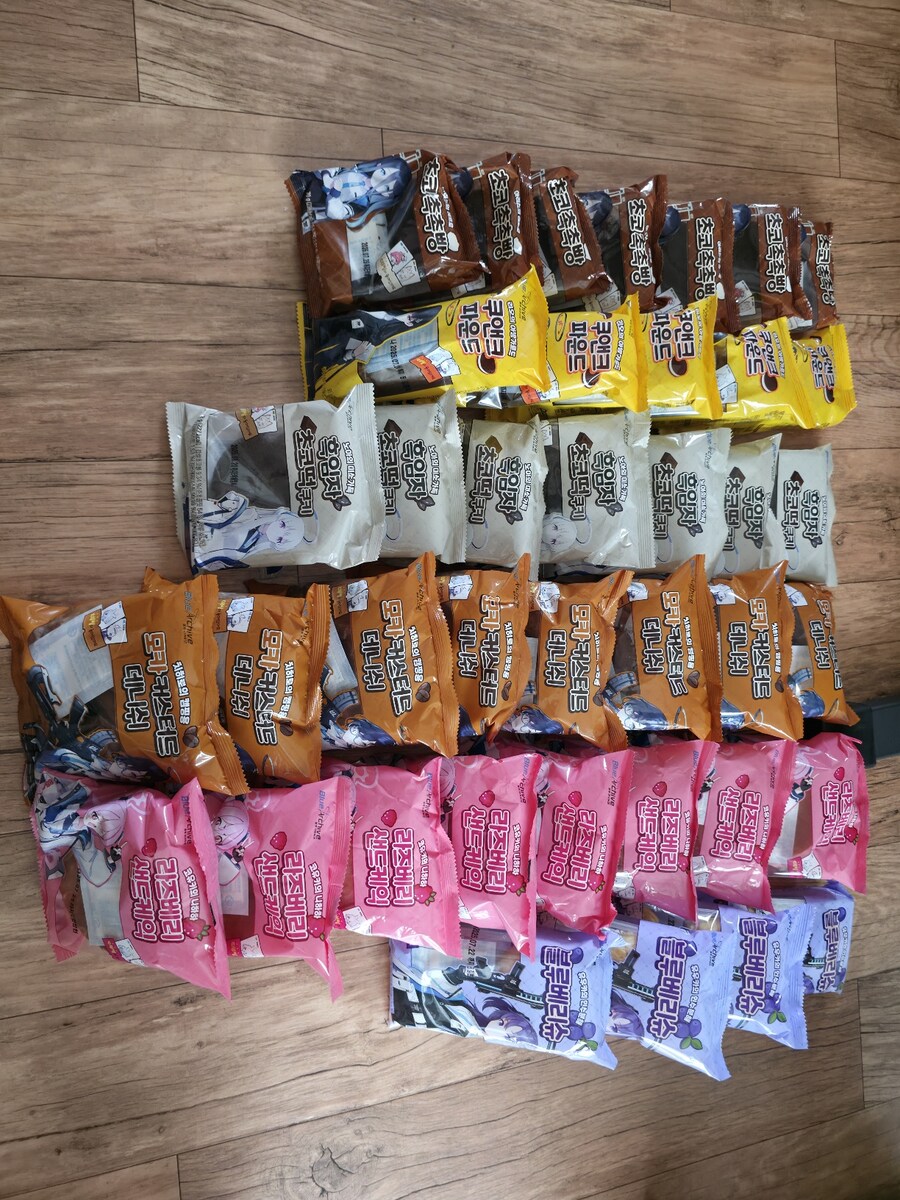 블루아카) 빵 털고 옴_1.jpg