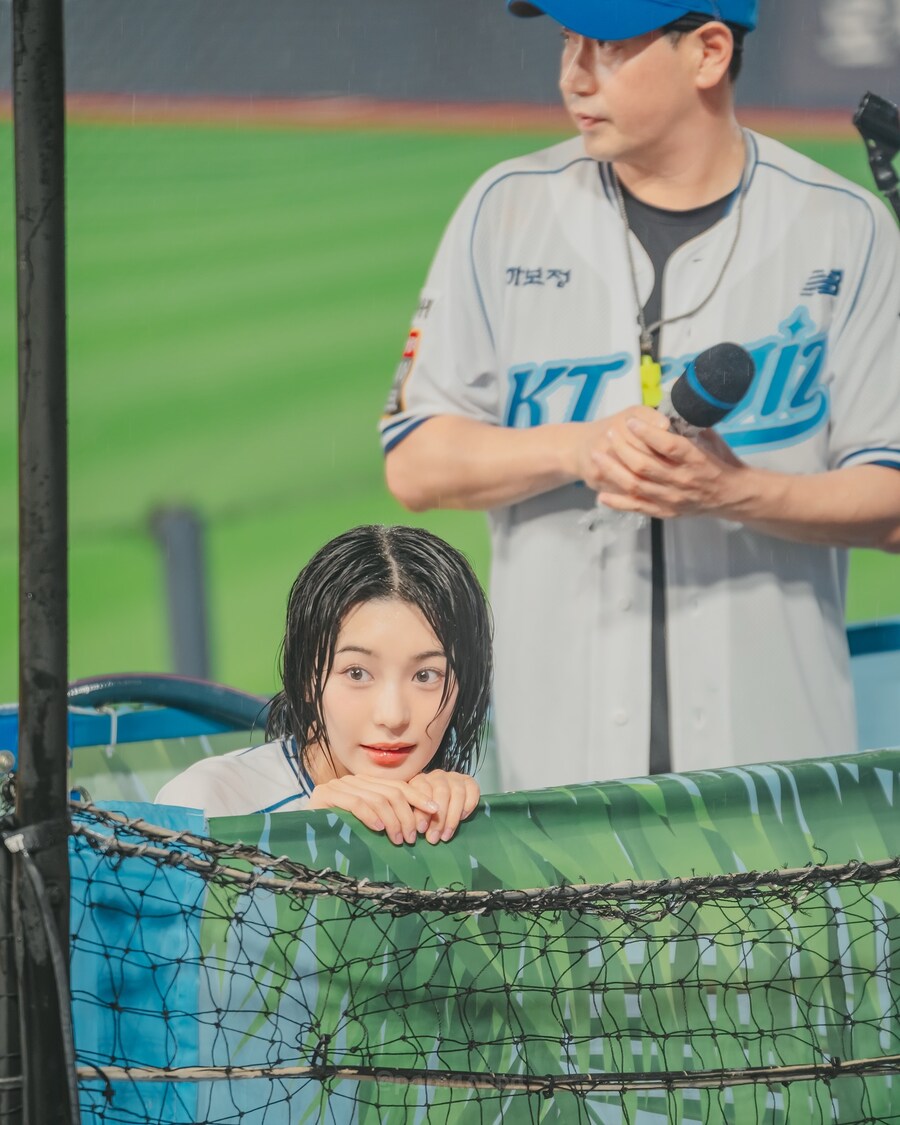 [한번에쓱]'개미허리 뽐낸 시구의상' 일본인배우 아라타 모모코_5.jpg
